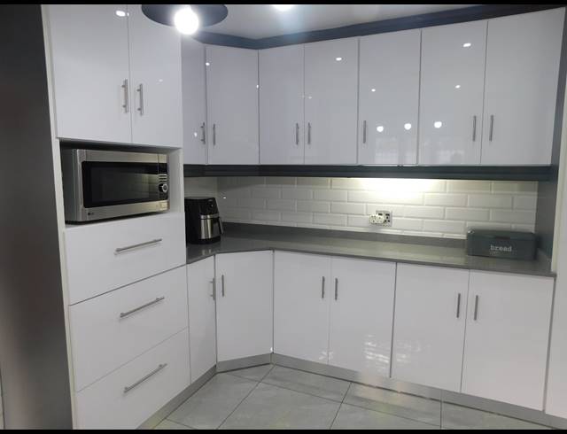 3 BEDROOM HOUSE FOR SALE IN ISIPINGO BEACH